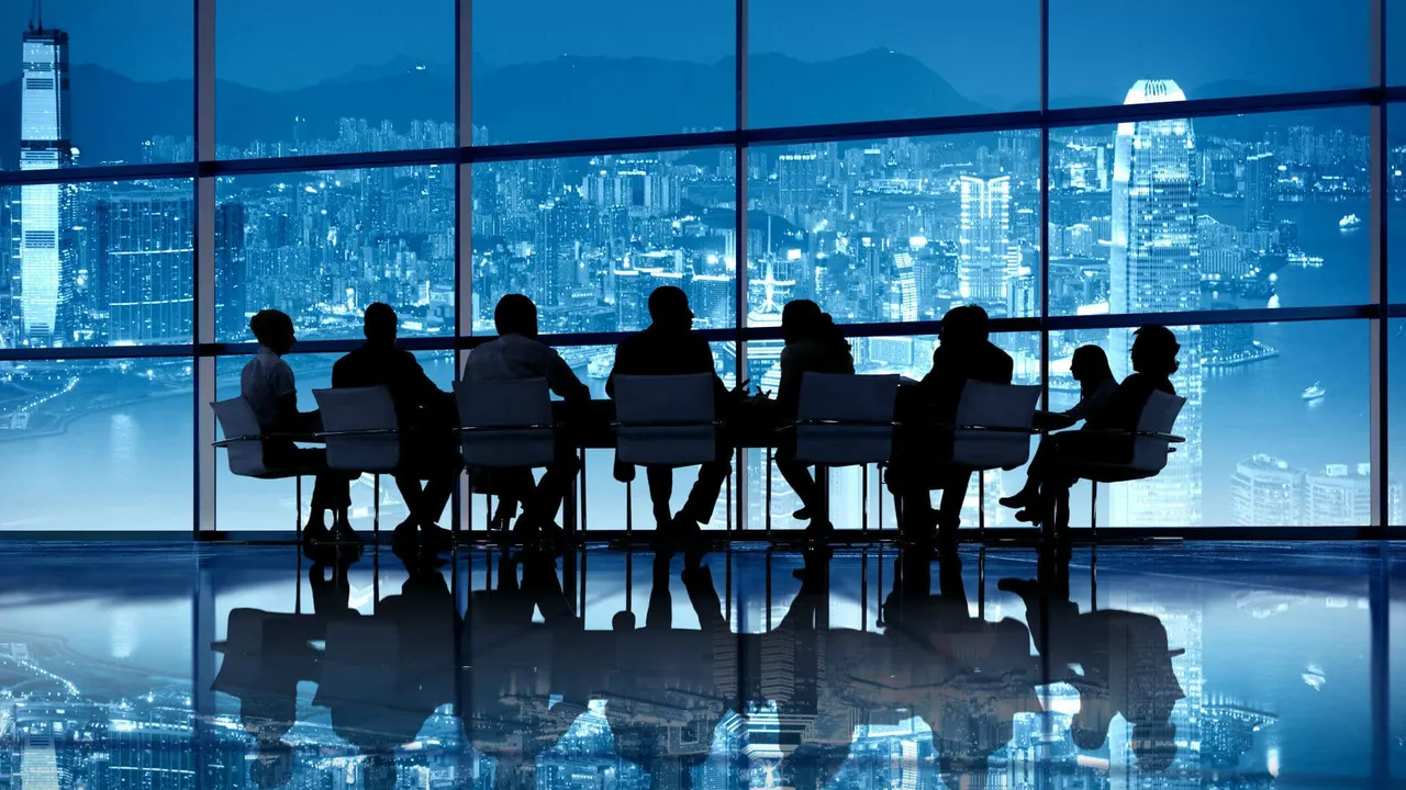 Equipe reunida em sala de reuniões com vista da cidade à noite